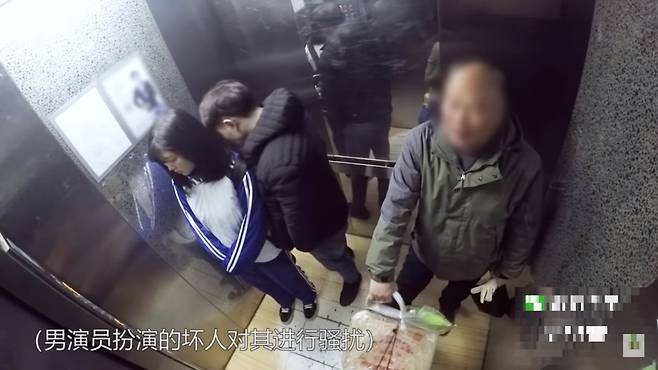 한 유튜버의 중국 내 방관자 실험. 연기자 2명(좌측)이 성추행 장면을 연출하고 있으나 시민(오른쪽)은 모른 체 하고 있다. / 사진=유튜브 채널