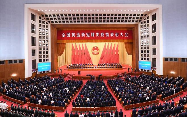 [베이징=신화/뉴시스]지난달 8일 중국 베이징의 인민대회당에서 코로나19 유공자 포상 행사가 열리고 있다. 2020.09.08.