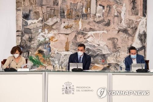 국무회의 주재하는 페드로 산체스(가운데) 스페인 총리 [AFP=연합뉴스]
