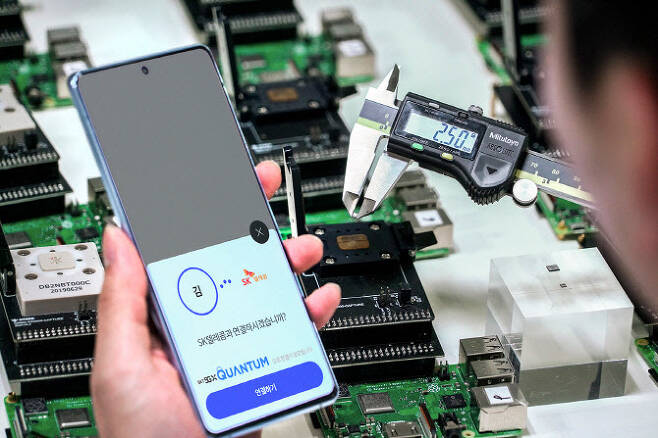 ▲SK텔레콤자회사 IDQ(ID Quantique) 연구진들이 SK텔레콤분당사옥에서 ‘갤럭시 A 퀀텀’ 스마트폰과 양자난수생성(QRNG) 칩셋을 테스트하고 있다.