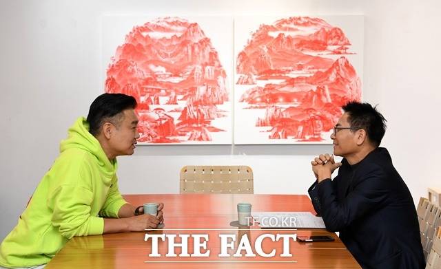 이광기는 스페셜 인터뷰에서 "가끔 아내와 함께 옛날 사진들을 꺼내보면서 울컥하곤 한다"면서 "대신 세상에서 가장 슬픈 이별을 밑거름 삼아 해외 아동들을 위한 다양한 봉사활동을 할 수 있게 됐다"고 말했다. /임세준 기자