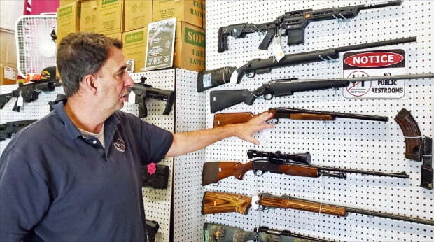 미국 워싱턴DC 인근 버지니아주에서 총기 판매점을 운영하는 버니 브레이너 씨가 기자에게 총기를 설명하고 있다.  주용석 특파원
