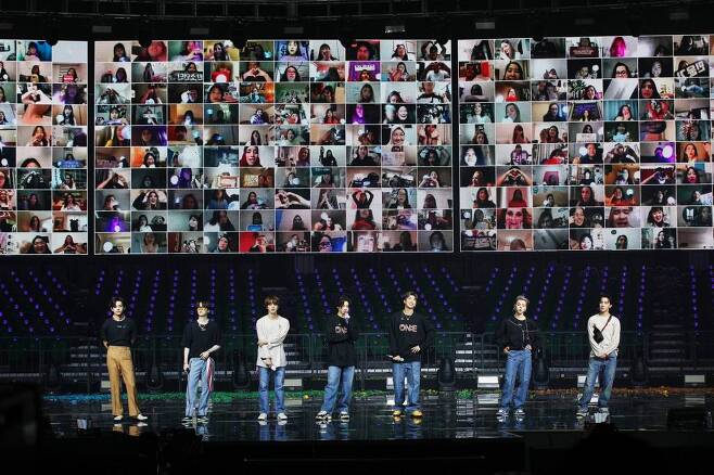 그룹 방탄소년단(BTS)이 10일 오후 온라인 생중계로 진행된 콘서트 '맵 오브 더 솔 원'(MAP OF THE SOUL ONE)에서 화려한 무대를 펼치고 있다. /사진제공=빅히트엔터테인먼트