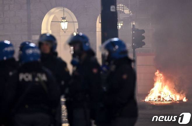 26일 이탈리아 토리노에서 경찰들이 봉쇄 반대 시위를 진압하기 위해 출동해 있다. © AFP=뉴스1
