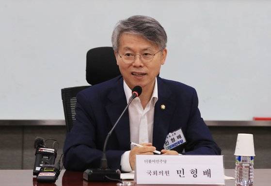 민형배 더불어민주당 의원이 지난 8월 6일 오후 서울 여의도 국회 의원회관에서 열린 한의사 한의대를 활용한 의사인력 확충 방안 국회 간담회에서 발언하고 있다. 연합뉴스