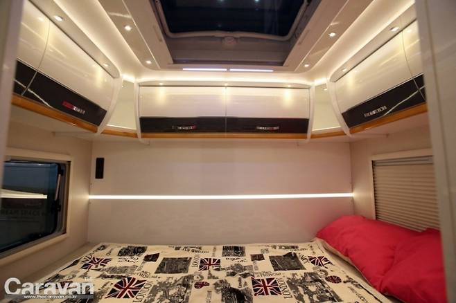 상단부에 대형 해키창과 좌우 대형 창문으로 시원한 개방감을 만끽할 수 있다.