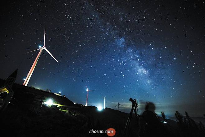 지난 2일, 은하수 명당으로 손꼽히는 강원도 평창 청옥산 육백마지기에서 밤 10시쯤 촬영한 은하수. 까만 하늘에 총총히 떠 있는 별들 사이로 신비로운 은하수가 흘러간다.