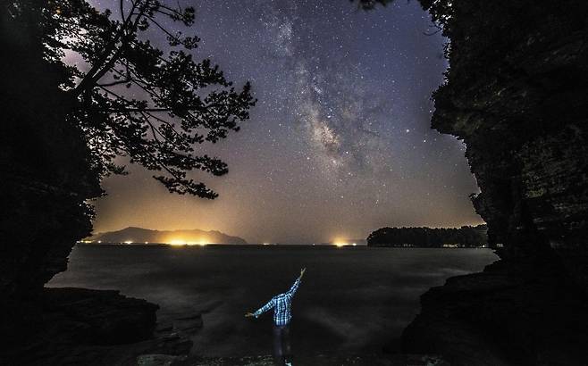은하수 스팟으로 손꼽히는 경남 고성 상족암에서 촬영한 은하수.