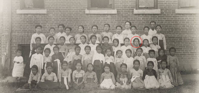 1915년 7월 공주학교 여학생과 교사들이 단체사진을 찍었다. 앞에서 세번째 줄, 오른쪽 세번째 여학생이 유관순 열사의 모습과 비슷해 보인다.  ※ 이미지를 누르면 크게 볼 수 있습니다.