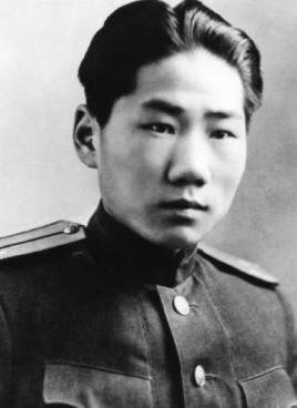 마오쩌둥의 장남 마오안잉은 한국전쟁에 참전했다가 1950년 11월 25일 미군의 공습으로 사망했다. 당시 28세였으며 계란 볶음밥을 만들다가 숨졌다는 이야기가 있다. [중국 바이두 캡처]