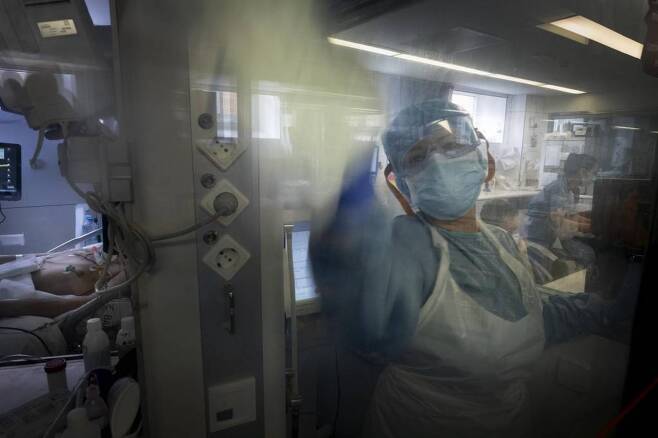 스페인 바르셀로나의 한 클리닉 병원 중환자실(ICU)에서 의료진이 신종 코로나바이러스 감염증(코로나19) 환자를 돌보고 있다. /사진=[바르셀로나=AP/뉴시스]