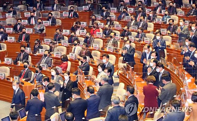 야당 항의 가운데 입장하는 문 대통령 (서울=연합뉴스) 진성철 기자 = 2021년 예산안 시정연설을 위해 문재인 대통령이 28일 국회 본회의장에 국민의힘 의원들의 거센 항의 가운데 입장하고 있다. 2020.10.28 zjin@yna.co.kr