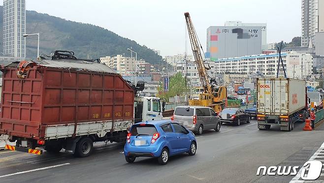 28일 부산 사하구 구평초등학교 거리에서 공단의 대형 트럭이 다니고 있다.2020.10.28/© 뉴스1 노경민 기자