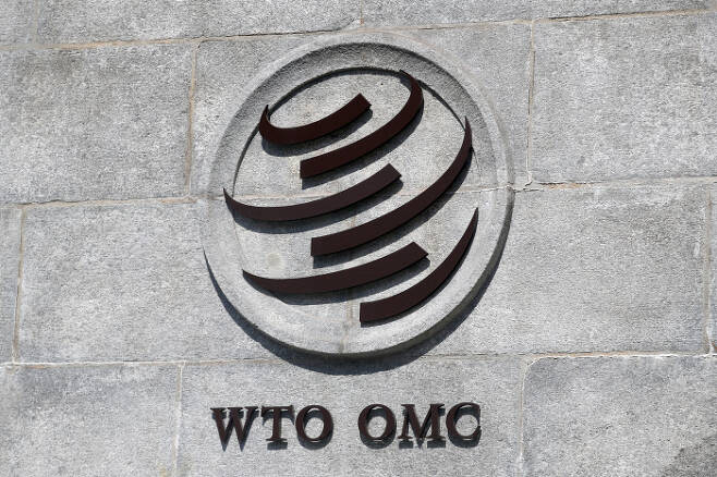 스위스 제네바의 세계무역기구(WTO) 본부 벽에 이 기구의 로고가 붙어 있다.  제네바 | 로이터연합뉴스