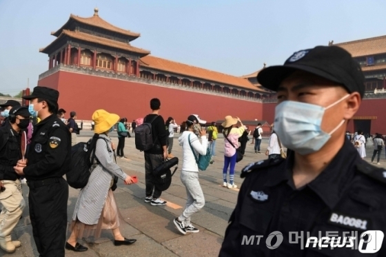 (베이징 AFP=뉴스1) 우동명 기자 = 1일 (현지시간) 재개장한 베이징 자금성에서 코로나19를 우려한 시민들이 마스크를 쓰고 방문하고 있다.   ⓒ AFP=뉴스1
