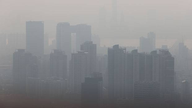 초미세먼지 농도가 ‘나쁨’ 수준이었던 지난 27일 서울 시내의 모습./사진=연합뉴스