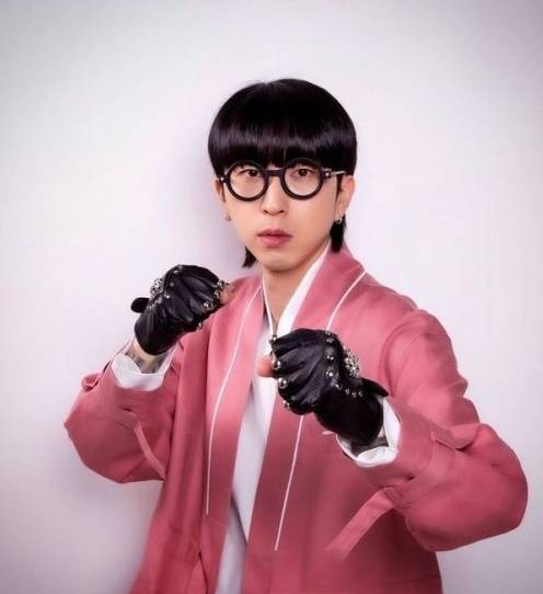 슬리피는 트로트 가수 ‘이성원’으로 본격 데뷔한다.