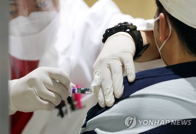 독감 백신 접종 지난 23일 서울 강서구 한 병원에서 시민들이 독감예방접종 주사를 맞고 있다. [연합뉴스 자료사진]