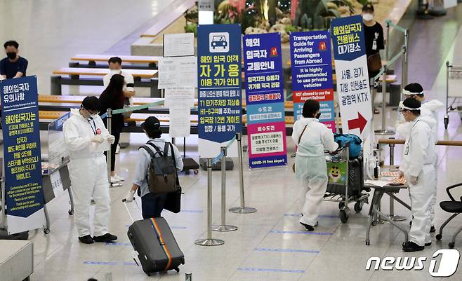 인천국제공항에서 입국객들이 해외 입국자 안내를 받고 있다. © News1 이승배 기자