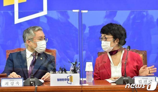 최강욱 열린민주당 대표(왼쪽)와 김진애 원내대표. 2020.9.28/뉴스1 © News1 박세연 기자