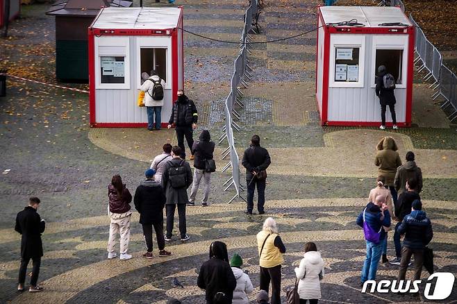 코로나19 검사를 받기 위해 줄서 있는 슬로바키아 국민들. © AFP=뉴스1