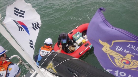 지난달 6일 충남 보령시 오천항에서 고무보트가 표류한다는 신고를 받고 출동한 해경이 낚시객을 구조하고 있다. [사진 보령해경]