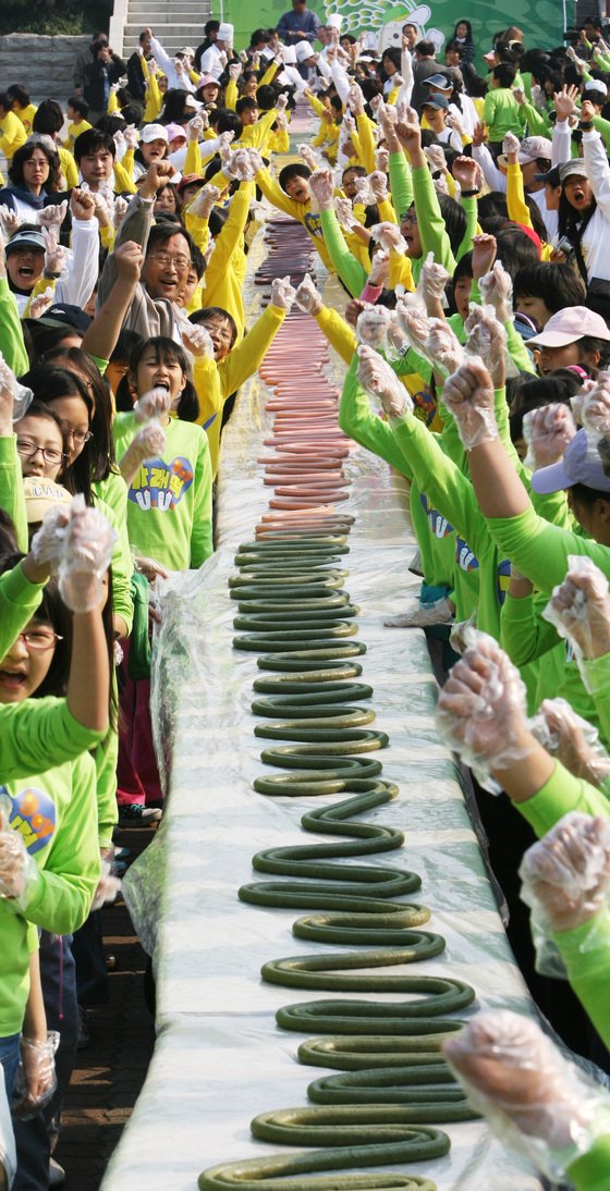 빼빼로 대신 가래떡을 주고받자는 운동이 일기도 했다. 지난 2007년 서울에서 진행된 가래떡데이 행사. 중앙포토