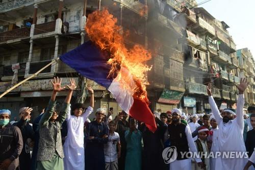 프랑스 국기 태우는 파키스탄 시위대 [AFP=연합뉴스]