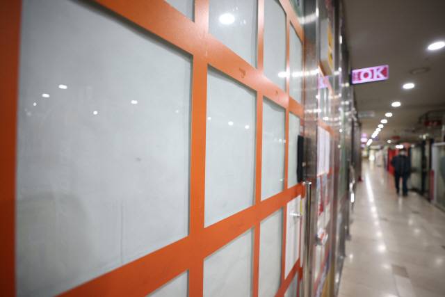 새 임대차법이 시행된 지 석달이 흐른 1일 서울 송파구의 한 부동산 중개업소 매물 정보란이 비어 있다./연합뉴스