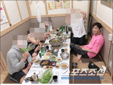 2019년 7월 8일 오후 8시 40분 새벽 2시. 충남 당진. 스태프들괴 회식하는 강지환.