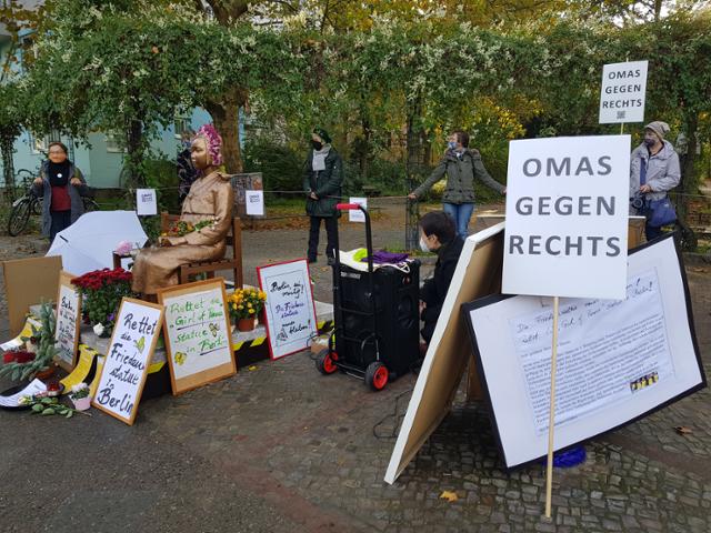 지난 23일(현지시간) 독일 수도 베를린에서 시민단체 '오마스 게겐 레히츠' 회원들이 '평화의 소녀상'에 대한 철거 명령에 반대하는 집회를 열고 있다. 연합뉴스
