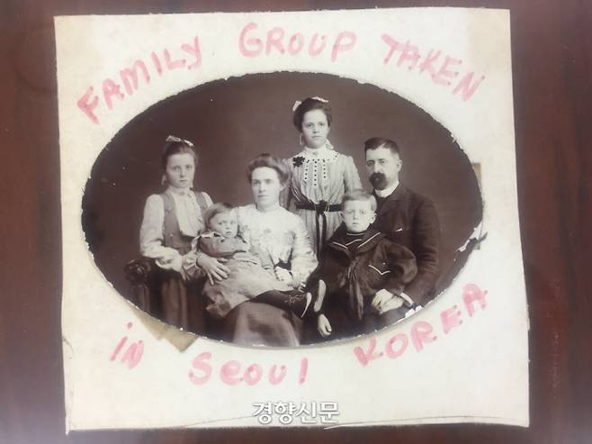 호머 헐버트가 1900년대 초 서울에서 찍은 사진. 왼쪽부터 둘째 딸 마들렌, 셋째 아들 레너드, 헐버트부인, 큰딸 헬렌, 둘째 아들 위리엄, 헐버트, 큰아들은 일찍 사망했다. |헐버트기념사업회 제공