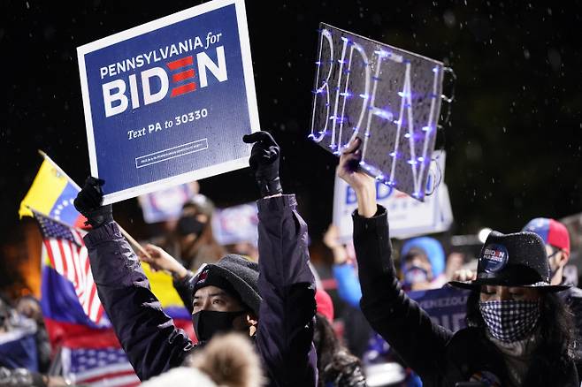 지난 1일(현지시간) 미국 필라델피아 유세현장에서 민주당 후보 조 바이든 전 부통령 지지자들이 피켓을 들고 있다. 필라델피아|AP연합뉴스