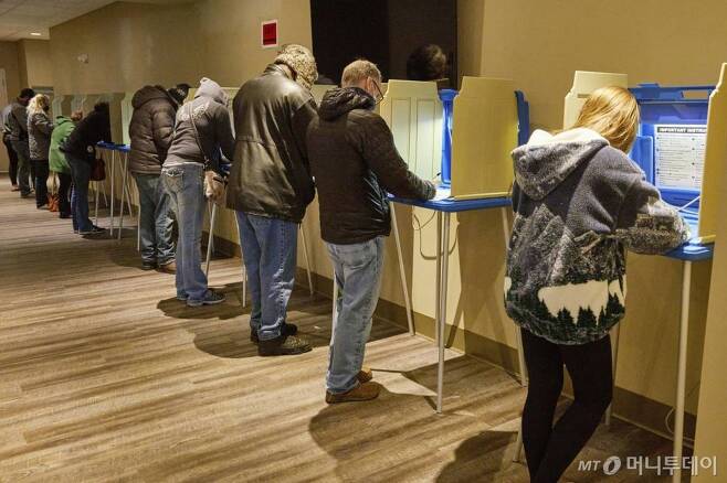 [AP/뉴시스] 10월28일 미국 네브라스카주 오마하에서 주민들이 투표소를 방문해 컴퓨터 투표기에 사전투표를 하고 있다 2020. 11. 1.