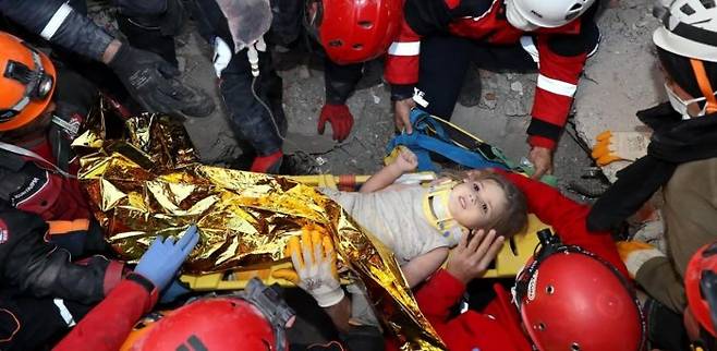 3일(현지시간) 터키 이즈미르에서 강진으로 붕괴된 건물 더미에서 어린이 부상자가 91일만에 구조되고 있다./AFPBBNews=뉴스1