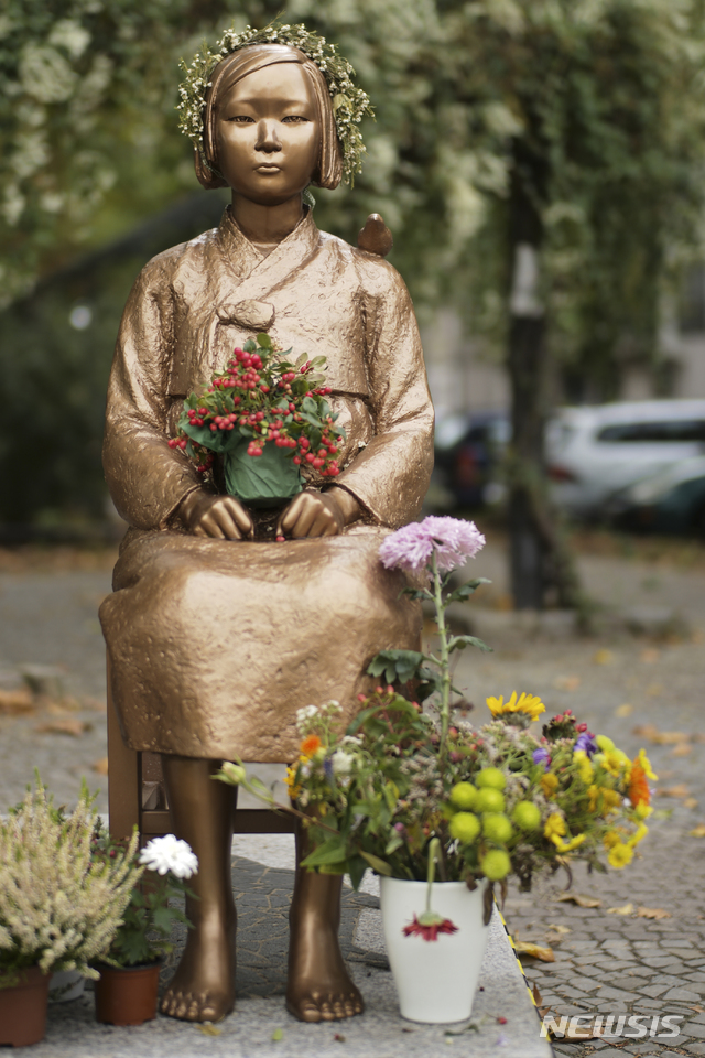 [베를린=AP/뉴시스]지난달 9일(현지시간) 독일 베를린 미테구에 설치된 일본군 위안부를 상징하는 '평화의 소녀상'에 꽃 장식이 놓여져 있다. 2020.10.29.