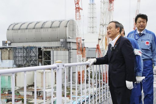스가 요시히데 일본 총리가 지난 9월 26일 후쿠시마 제1원전을 방문해 폐로 작업이 진행 중인 현장을 둘러보고 있다. 교도/연합뉴스