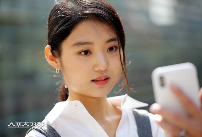 넷플릭스 오리지널 시리즈 ‘보건교사 안은영’에서 옴을 씹어 삼키는 ‘옴잡이’ 백혜민 역을 맡은 송희준이 22일 스포츠경향을 찾았다. 송희준은 홍익대학교 회화과에 재학중이며 모델로도 활동하고 있다./박민규 선임기자