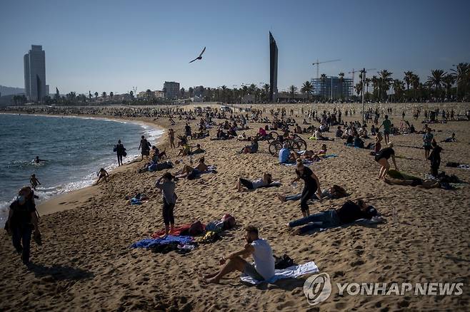 지난 1일(현지시간) 스페인 바르셀로나 한 해변에서 시민들이 휴식을 취하고 있다.  [AP=연합뉴스]