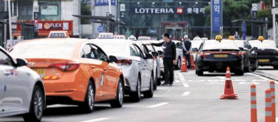 법인택시 기사 긴급 고용안전지원금 신청이 시작된 지난달 14일 오전 서울역 앞에 택시들이 줄지어 손님을 기다리고 있다. 연합뉴스