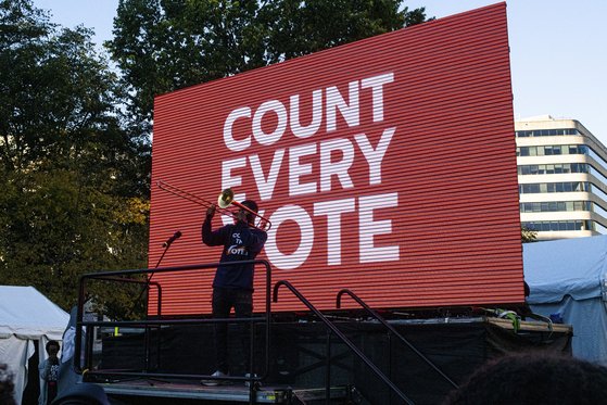 4일 워싱턴 DC에 마련된 대선 개표 파티 무대 전광판에 'Count Every Vote'가 띄워져 있다. AP=연합뉴스