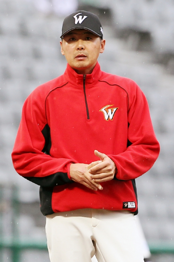 김원형 두산 투수코치가 SK와이번스 제8대 감독으로 선임됐다. 2년 계약에 총액 7억원에 감독직을 맡았다.
