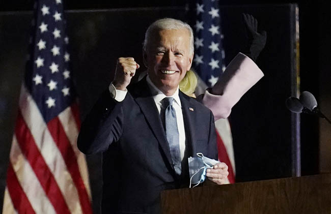 11월 4일(현지시간) 조 바이든 미국 민주당 대선 후보가 델라웨어주 윌밍턴의 한 행사장에서 연설 전 마스크를 벗으며 미소 짓고 있다. 이날 그는 “우리가 승자가 되어 있을 것으로 확실히 믿는다”고 말했다. [AP=뉴시스]