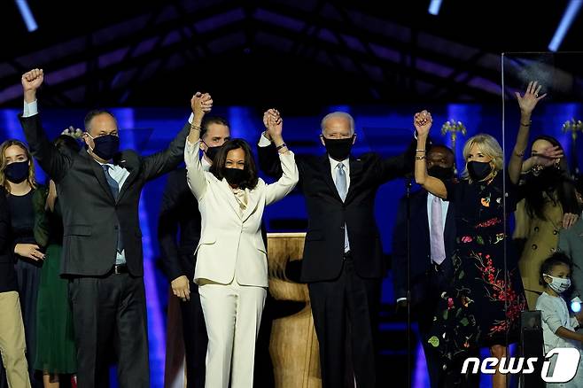 바이든 대통령 당선인과 해리스 부통령 당선인이 가족들과 함께 손을 들어보이고 있다.  © 로이터=뉴스1