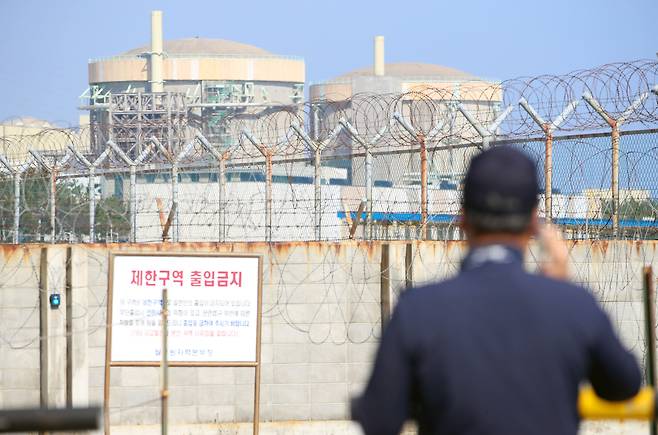 경북 경주 양남면 월성원자력발전소의 가동이 중단된 월성 1호기(오른쪽) /연합뉴스
