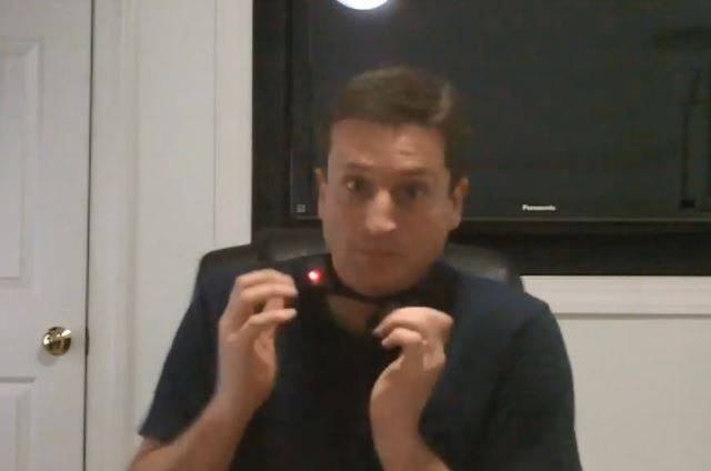 "아이고 나 죽네!" 우드워즈가 짖음 방지 목걸이를 직접 실험하는 모습. 예상보다 강력한 전기 충격에 그는 발을 동동 굴렀다. 그는 다시 감전될까바 비명도 지르지 못했다. 출처: 유튜브 WoodysGametag