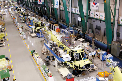 경남 사천 한국항공우주산업(KAI) 공장에서 수리온 기동헬기들이 조립되고 있다. KAI 제공
