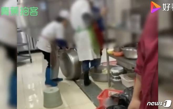 중국 우한 학교식당에서 발로 배추를 씻는 모습. (펑몐신문 갈무리)© 뉴스1