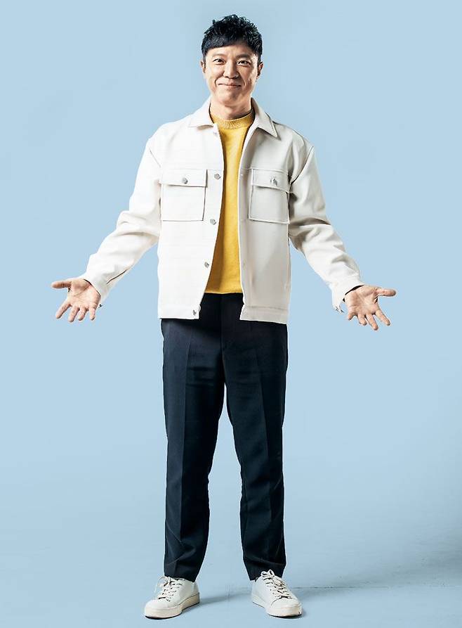 올여름 개봉할 뮤지컬 영화 ‘영웅’에서 안중근을 연기한 배우 정성화. 그는 “안중근 의사가 영웅으로 기억되는 까닭은 이토 히로부미를 저격해서가 아니라 감옥과 법정에서 보여준 의연함 때문”이라며 “코로나 사태로 힘겹지만 우리 국민은 슬기롭게 이겨내고 더 단단해질 것”이라고 말했다.