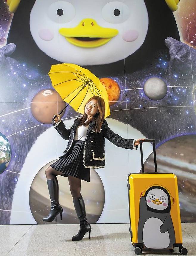 펭숙소 앞에서 펭수가 그려진 우산과 여행 가방을 든 이슬예나 PD. 펭숙소의 외벽은 펭수가 우주에서 태양계를 굽어보는 대형 사진으로 장식했다. 이 PD는 “펭수의 목표는 우주의 모든 생명체에게 사랑받는 것”이라고 했다.